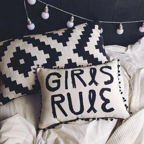 Подушка із мішковини з помпонами Girls rule 45x32 см (43PHBP_URB001)