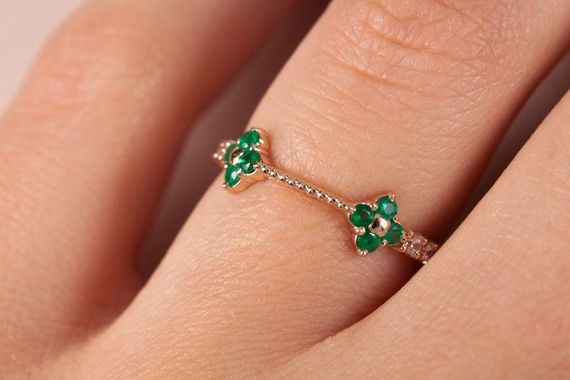 Кольцо из желтого золота с изумрудами и фианитами 17.5 | Зображення 1