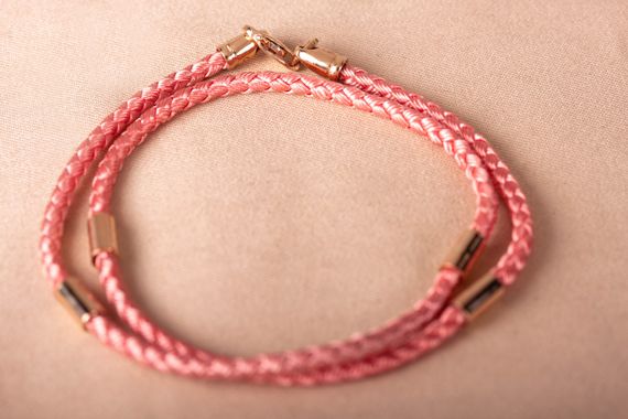 Шелковый розовый шнурок с золотыми вставками 450