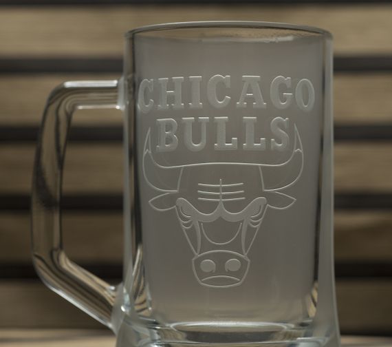Подарочный бокал для пива с гравировкой 670 мл с гравировкой лого баскетбольного клуба НБА Чикаго буллс | Зображення 3