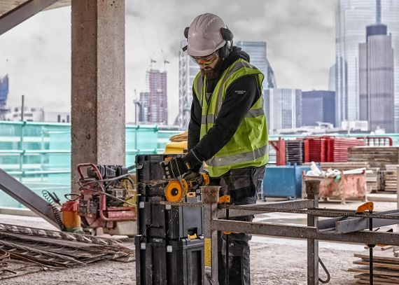 Акумуляторна болгарка DeWalt з АКБ та ЗП DCG418T2 | Зображення 1