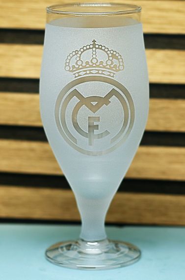 Пивний келих 500 мл Реал Мадрид Real Madrid на ніжці з гравіюванням  подарунок кружка фанату футболу