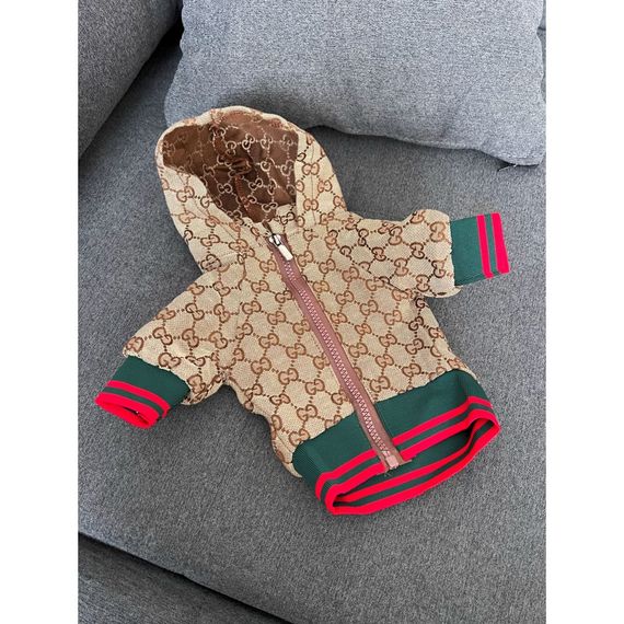 Брендовая джинсовая курточка для собак GUCCI с красно-зелеными резинками по краям, на змейке, с капюшоном, бежевая | Зображення 2
