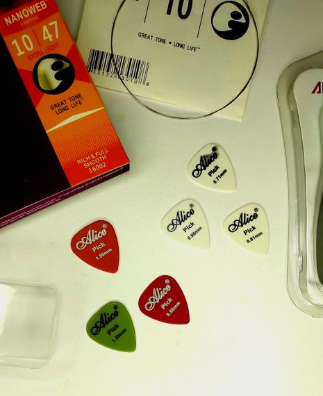 Струны для Акустической Гитары калибр 10 / 47, Каподастр + набор медиаторов 6 шт | Зображення 1