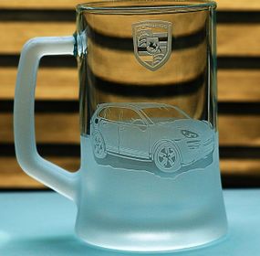 Подарочный пивной бокал  670 мл с гравировкой  автомобиля машины Porsche Cayenne  Порше Кайен