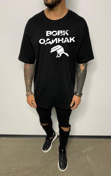 Футболка з мерчем