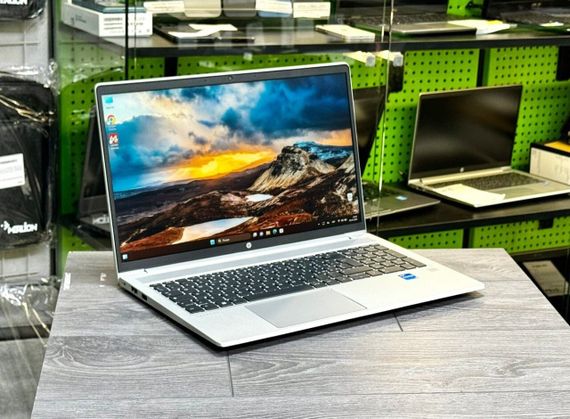 Ультрабук HP ProBook 450 G8 / 15.6" (1366x768) TN / Intel Core i7-1165G7 (4 (8) ядра по 1.2 - 4.7 GHz) / 16 GB DDR4 / 256 GB SSD M.2 / Intel Iris Xe Graphics / WebCam / Win 11 Pro б/у | Зображення 2