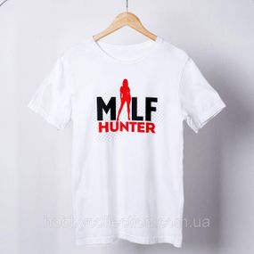 Футболка чоловіча із принтом "Milf hunter" біла
