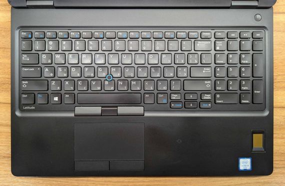 Ноутбук Dell Latitude 5580 / 15.6" (1920x1080) IPS Touch / Intel Core i5-6300U (2 (4) ядра по 2.4 - 3.0 GHz) / 8 GB DDR4 / 256 GB SSD / Intel HD Graphics 520 / WebCam / TouchID / Windows 10 б/в + Подарунок Бездротова миша / USB | Зображення 2