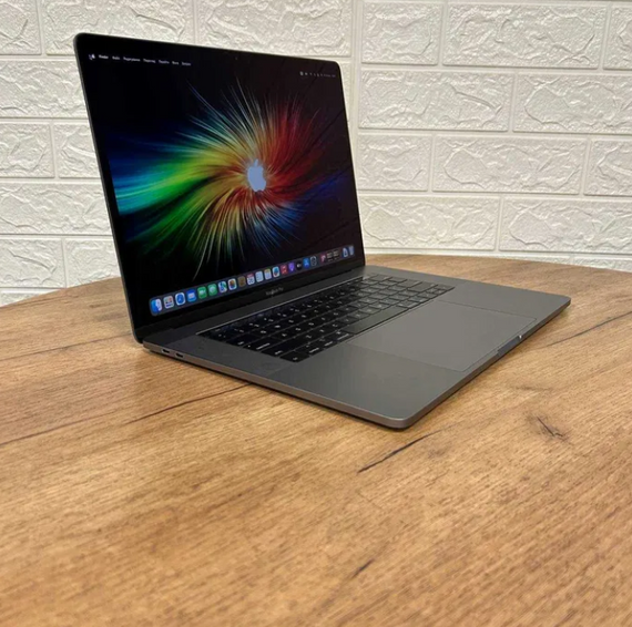 Ноутбук MacBook Pro 15 A1990 2018 i9 2,3GHz 16Gb SSD 512Gb Radeon 252 цикли  Б/В | Зображення 1