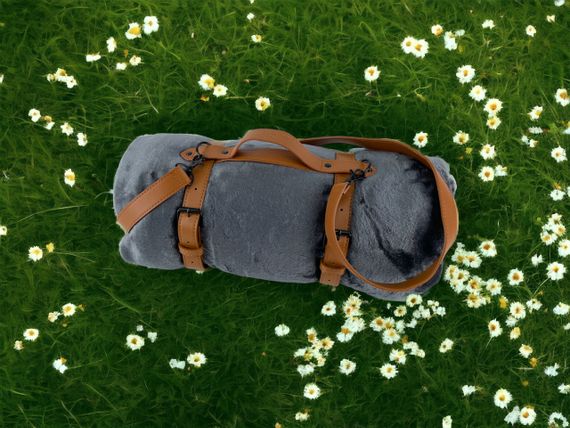 Плед тревел флісовий 150х200 темно-сірий з ременем Love You | Зображення 1