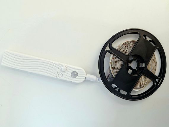 Светодиодная лента LED 5 вольт 3 метра на батарейках с датчиком движения, SMD 2835 нейтральный свет | Зображення 4