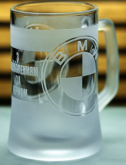 Пивная кружка BMW 670 мл с гравировкой Подарок автолюбителю Бокал с логотипом авто БМВ и легендарный слоган | Зображення 6