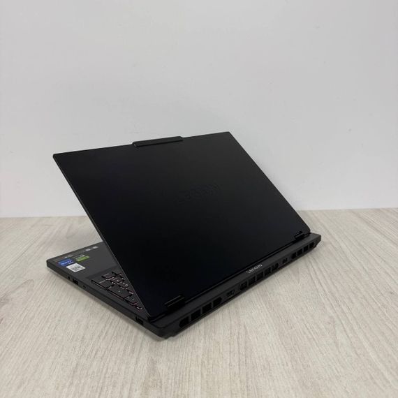 Игровой ноутбук Lenovo Legion 5 15IRX10 / 15.1" (2560x1600) OLED / Intel Core i7-14700HX (20 (28) ядер по 1.5 - 5.5 GHz) / 16 GB DDR5 / 1000 GB SSD / nVidia GeForce RTX 5070, 8 GB GDDR7, 128-bit / WebCam б/у | Зображення 6
