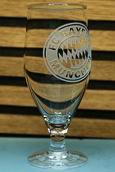 Подарунковий келих для пива соку води на ніжці 500 мл з гравіюванням  лого футбольного клуба ФК Баварія глянсовий | Зображення 2