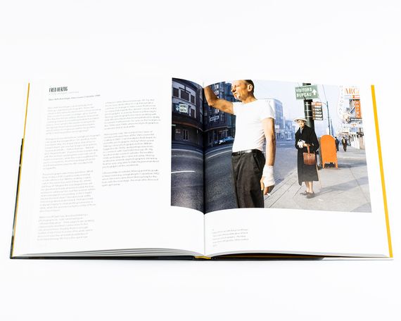 Книга про уличную фотографию Street Photography: A History in 100 Iconic Images: David Gibson (Мягкая обложка) | Зображення 7