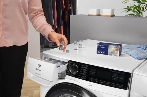 Стирально-сушильная машина Electrolux фронтальная EW9W161BUC | Зображення 2