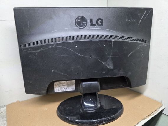 Монитор Б-класс LG Flatron W2243T-PF / 22" (1920x1080) TN / 1x DVI, 1x VGA / Кабели в комплекте б/у | Зображення 2