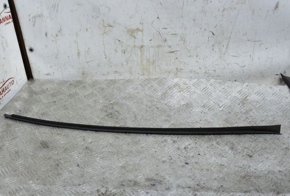 Молдинг скла передній правий Volkswagen Golf VII 2012-2020 накладка лобового скла Фольксваген 5G0854328A | Зображення 3