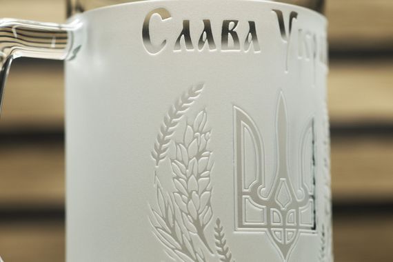 Подарочный бокал для пива с гравировкой 670 мл Слава Украине Героям Слава | Зображення 6