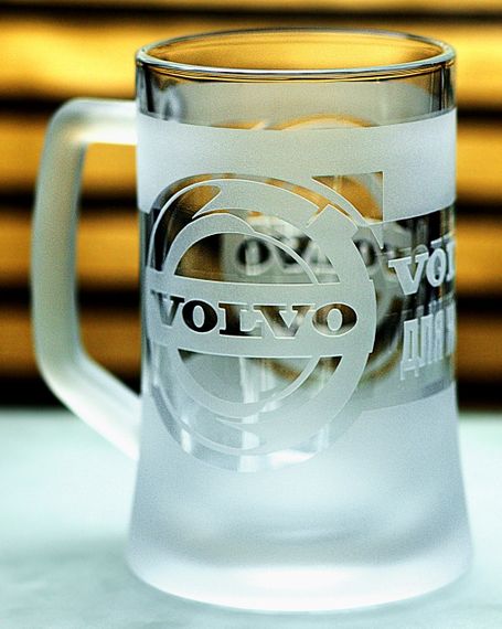 Пивний кухоль Volvo  670 мл з гравіюванням Подарунок автолюбителю  Келих з логотипом авто Вольво та легендарний слоган | Зображення 2