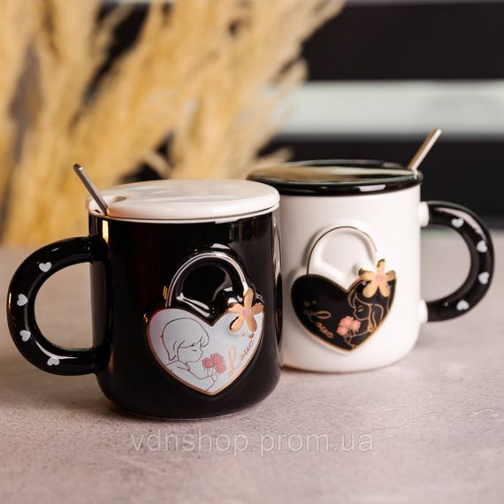 Набір парних порцелянових чашок із серцем 2 (шт) по 400 (мл) чашки на подарунок із кришкою та ложкою Чорний з білим FM-33 | Зображення 1