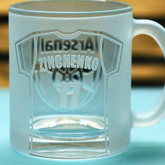 Подарункова скляна чашка для чаю та кави 320 мл з гравіюванням лого ФК Арсенал з номером гравця | Зображення 3