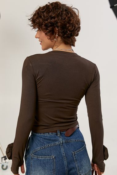 Однотонний лонг з трояндами на рукавах - коричневий цвет, ONE SIZE (є розміри) | Зображення 1