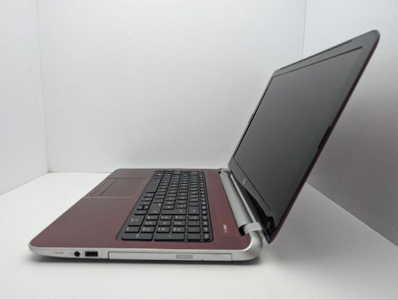 Ноутбук HP Pavilion 15 / 15.6" (1366x768) TN / Intel Core i3-4005U (2 (4) ядра по 1.7 GHz) / 8 GB DDR3 / 240 GB SSD / AMD Radeon HD 8670M, 1 GB GDDR3, 64-bit / WebCam / DVD-ROM б/в | Зображення 6