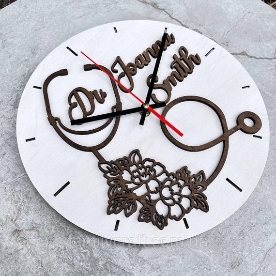 Іменний настінний годинник для лікаря з дерева Подарунок медику або медсестрі