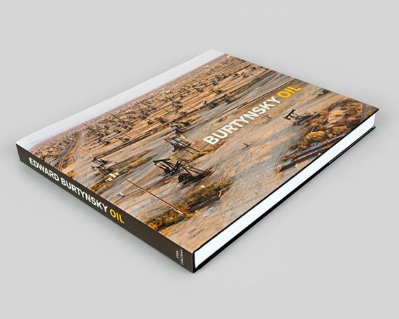Книга альбом відомих фотографів Едвард Буртинський про індустріальний краєвид Edward Burtynsky: Oil | Зображення 1