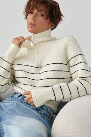 Короткий в'язаний светр у смужку із блискавкою на горловині - молочний цвет, ONE SIZE (є розміри)