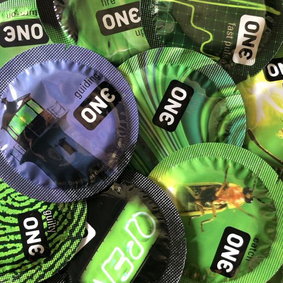 Світящі презервативи ONE Glowing Pleasures | Зображення 1