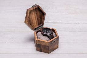 Сотовая шкатулка для часов с деревянной крышкой