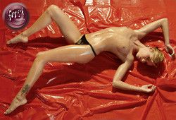 Лаковая простыня (красная) Sex Aura | Зображення 3