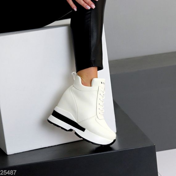 Эффектные белые зимние сникерсы на танкетке доступная цена | Зображення 6