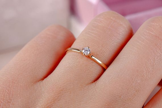 Кольцо из красного золота с фианитом 18 | Зображення 4
