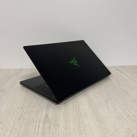 Ігровий ноутбук Razer Blade 15 RZ09-02705 / 15.6" (1920x1080) IPS / Intel Core i7-8750H (6 (12) ядер по 2.2 - 4.1 GHz) / 16 GB DDR4 / 512 GB SSD / nVidia GeForce GTX 1060 Max-Q, 6 GB GDDR5, 192-bit / WebCam б/в | Зображення 5