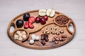 Деревянная тарелка для закусок M с персонализацией
