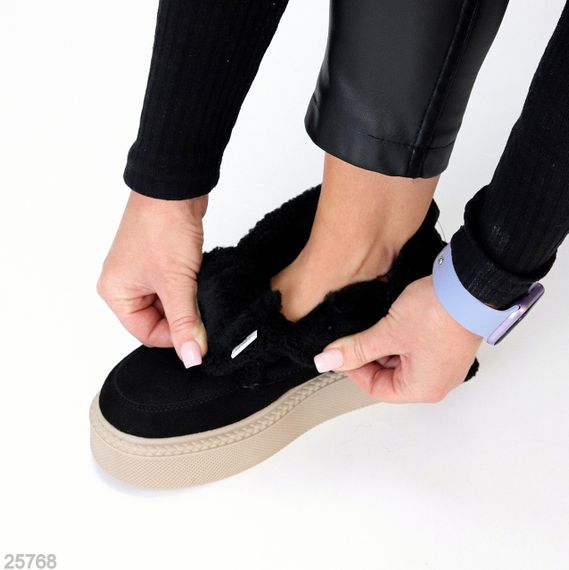 Стильные зимние черные замшевые ботинки на утолщенной бежевой подошве | Зображення 6