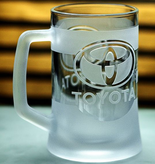 Пивний кухоль Toyota Тойота 670 мл з гравіюванням Подарунок автолюбителю  Келих з логотипом авто та легендарний слоган | Зображення 1