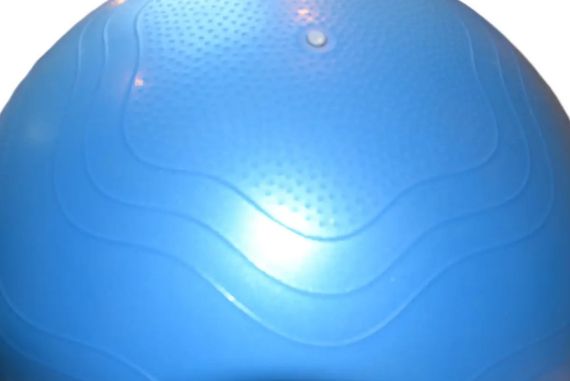 М'яч для фітнесу (фітбол) укріплений PowerPlay 4000 Ø65 cm Premium Gymball Anti-Burst Синій + помпа (PP_4000_65cm_Blue) | Зображення 4