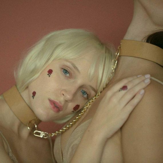 Наручники Bijoux Indiscrets MAZE - Wide Cuffs Brown, екошкіра, стильні браслети Sex Aura | Зображення 1
