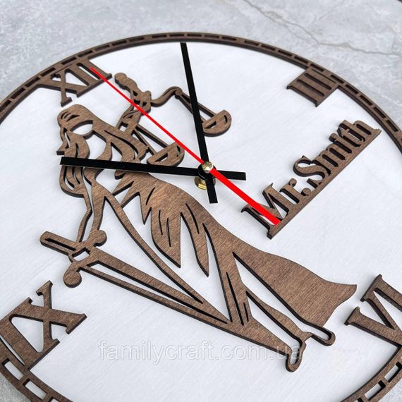 Настінний годинник з дерева для юриста з Фемідою Подарунок адвокату, судді, іменний декор кабінету | Зображення 4