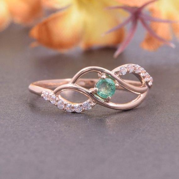 Кольцо из красного золота с изумрудом 14.5