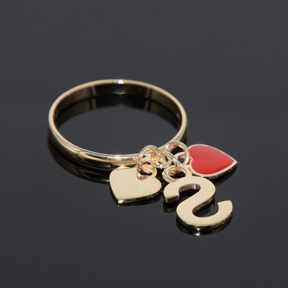 Кольцо из желтого золота с эмалью и буквой 20.5