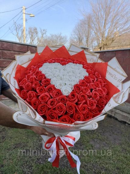 Букет 101 червона мильна троянда в кальці "Єдина" | Зображення 4