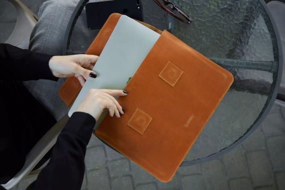 Чохол для ноутбука вінтажний Incarne Line MacBook Pro 13" 2016-2025 line-cognac-vintage-pro-13 коньяк | Зображення 4