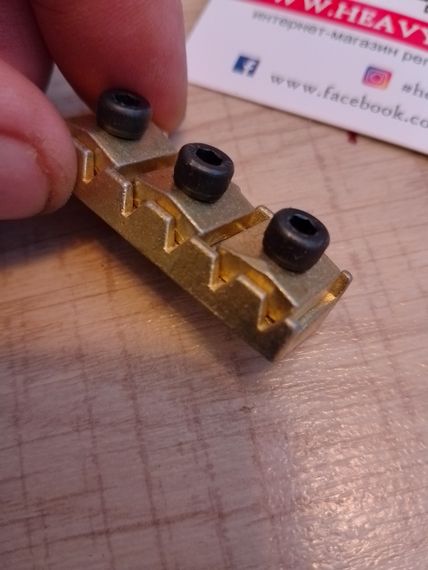 Топлок для электрогитары Top lock Top-lock держатель струн верхний порожек ПОЗОЛОЧЕНЫЙ | Зображення 1