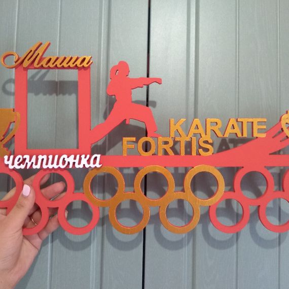 Медальниця карате, тейквондо, айкідо, іменна з поличкою, дерев'яна, тримач для медалей, медальниці